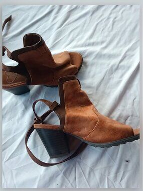 Women's Madeline brand shoes. Size 7